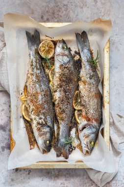 Limon ile kavrulmuş balık levrek