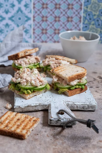 Sanduíche de atum saudável — Fotografia de Stock