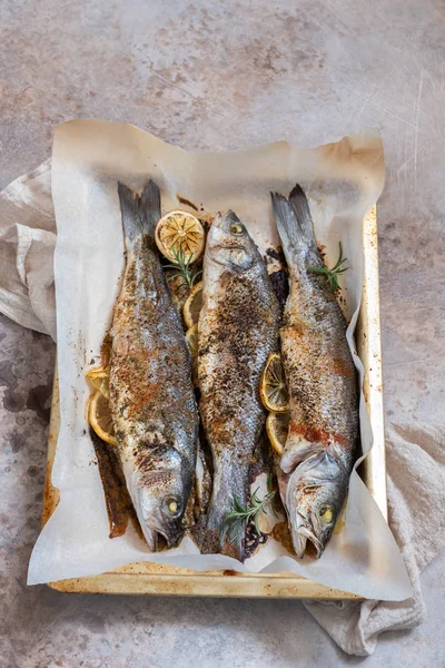 Pesce di mare arrosto con limone — Foto Stock