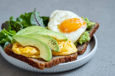 Yumurta ile avokado tost