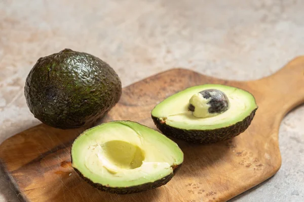 Vers gesneden avocado op houten tafel — Stockfoto