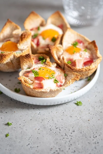 A reggeli tojást, szalonnát és pirítós kupa — Stock Fotó