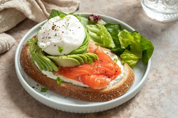 Lachs, Avocado und pochiertes Eiersandwich — Stockfoto