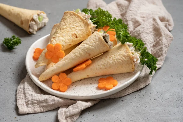 Hühnersalat in Tortilla Zapfen Karotten — Stockfoto