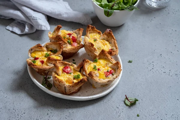 A reggeli pirítós csészében tojás Muffin — Stock Fotó