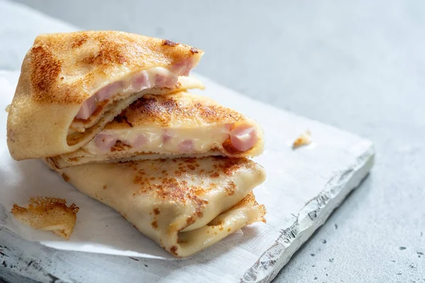 Crepes com presunto e queijo — Fotografia de Stock