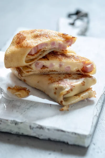 Pannenkoeken met ham en kaas — Stockfoto