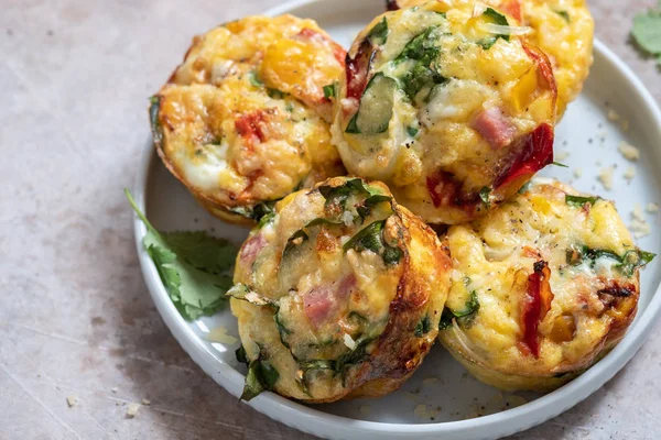 Sonka, sajt és zöldségek tojás Muffin — Stock Fotó
