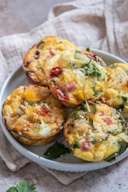 Jambon, peynir ve sebze ile yumurta muffins