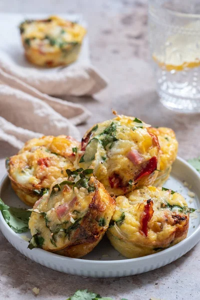 Eiermuffins mit Schinken, Käse und Gemüse — Stockfoto