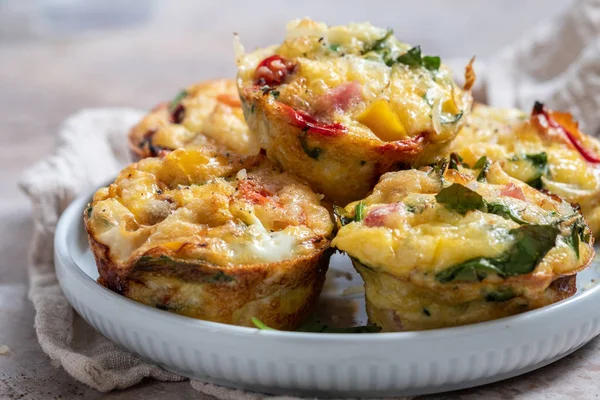 Sonka, sajt és zöldségek tojás Muffin — Stock Fotó