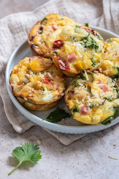 Sonka, sajt és zöldségek tojás Muffin — Stock Fotó