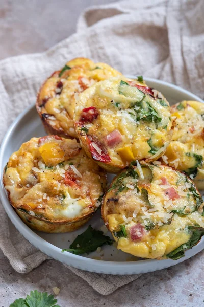 Eiermuffins mit Schinken, Käse und Gemüse — Stockfoto