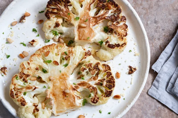 Vegetarian roasted cauliflower steak — Stock Photo, Image