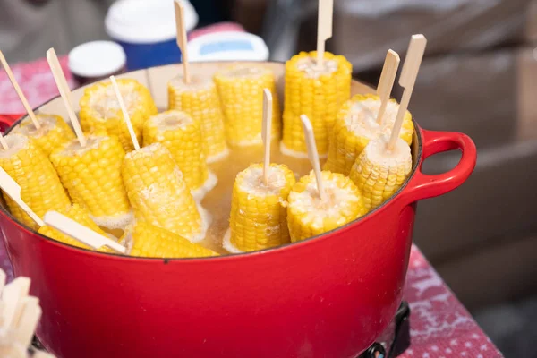 Corn on the cob boiling in pot — Stock Photo, Image