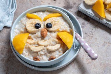 Komik çocuklar kahvaltı yulaf ezmesi