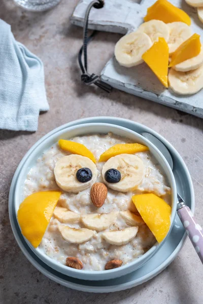 Смішні діти сніданок каша — стокове фото