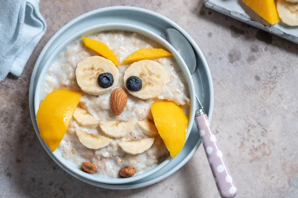 面白い子供の朝食雑炊 — ストック写真