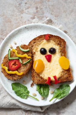 Bir delikte yumurta piliç gibi kahvaltı görünüyor