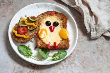 Bir delikte yumurta piliç gibi kahvaltı görünüyor