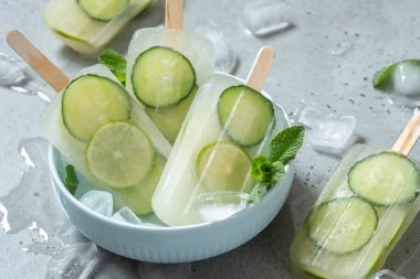 Salatalık, yeşil çay ve lime dondurma Popsicles
