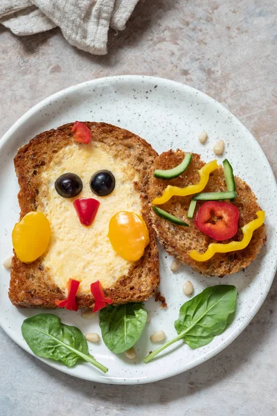Bir delikte yumurta piliç gibi kahvaltı görünüyor — Stok fotoğraf