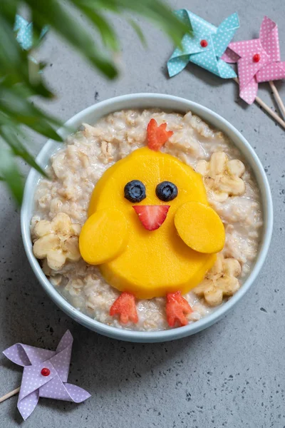 面白い子供の朝食雑炊 — ストック写真