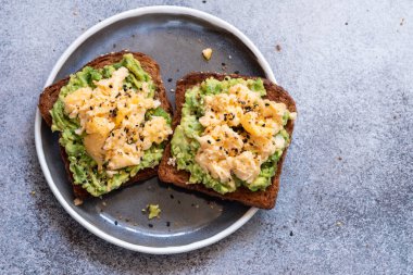 Avokado ve yumurtalı tost.