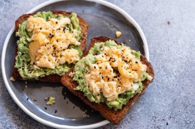 Avokado ve yumurtalı tost.