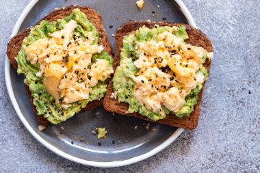 Avokado ve yumurtalı tost.