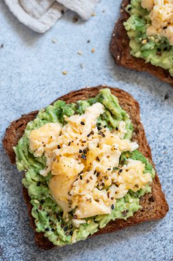 Avokado ve yumurtalı tost.