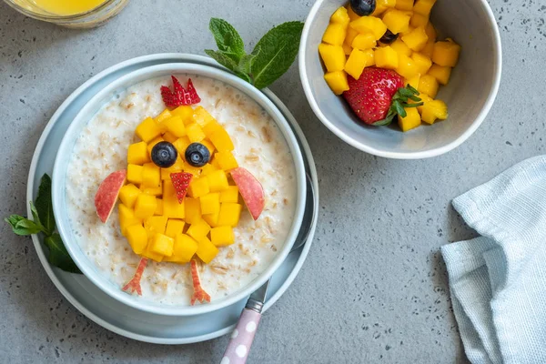 Cuencos divertidos con avena gachas de Pascua —  Fotos de Stock