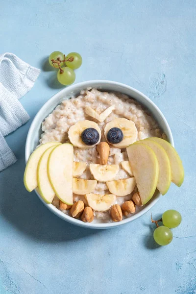 Gachas de desayuno para niños con frutas y frutos secos —  Fotos de Stock