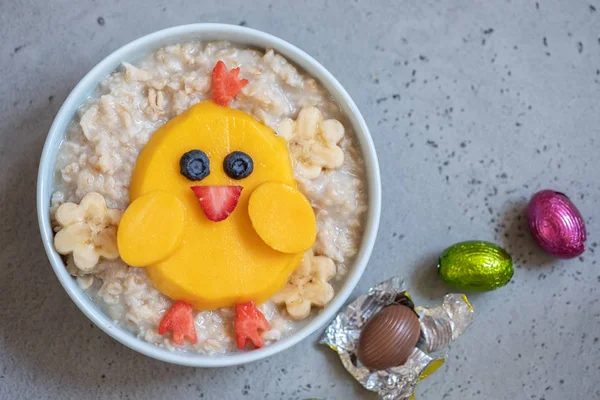 面白い子供の朝食雑炊 — ストック写真