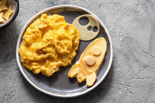 Desayuno divertido para niños con huevos revueltos, queso y tortilla — Foto de Stock