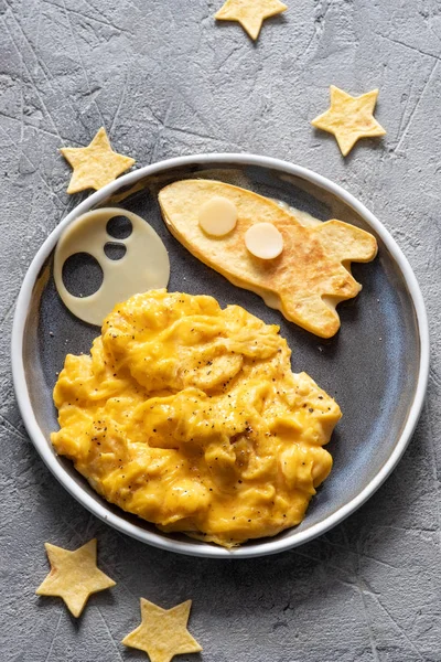 Barn rolig frukost med äggröra, ost och tortilla — Stockfoto