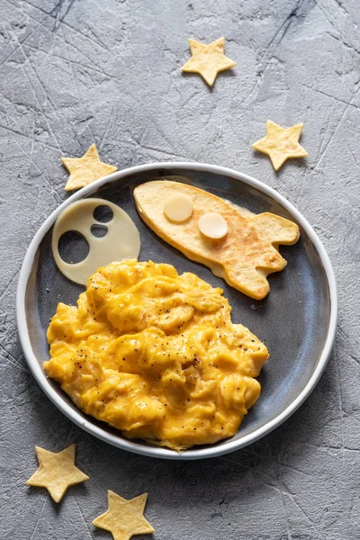 Kinder lustiges Frühstück mit Rührei, Käse und Tortilla — Stockfoto