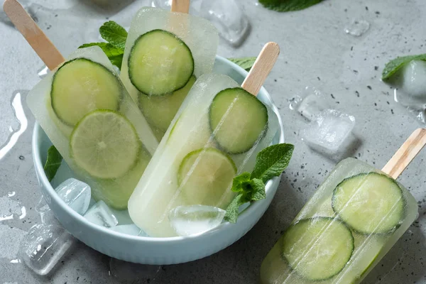 Uborka, zöld tea és lime fagylalt popsicles — Stock Fotó