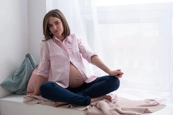 Piękna kobieta w ciąży — Zdjęcie stockowe