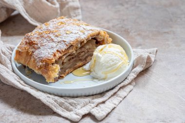 tatlı elma strudel