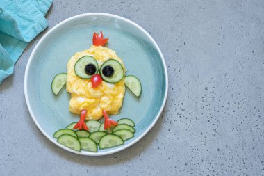 Çocuklar kahvaltı için sebze ile Chick omlet