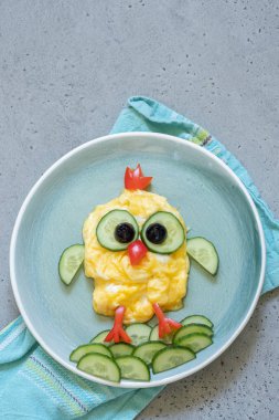 Çocuklar kahvaltı için sebze ile Chick omlet