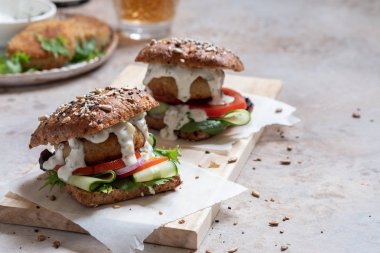 Mayonez ve taze sebze ile Balık deniz ürünleri burger