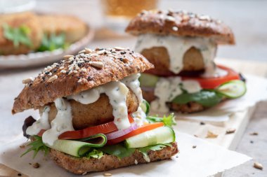 Mayonez ve taze sebze ile Balık deniz ürünleri burger