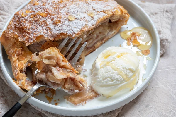 Zoete strudel cu mere — Stockfoto