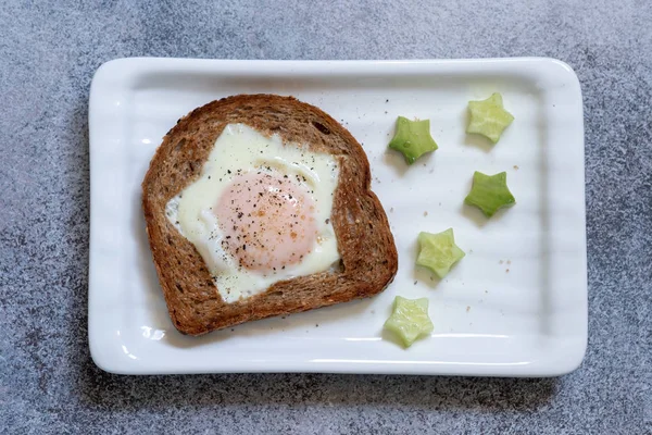 Uovo fritto in un buco toast a forma di stella — Foto Stock