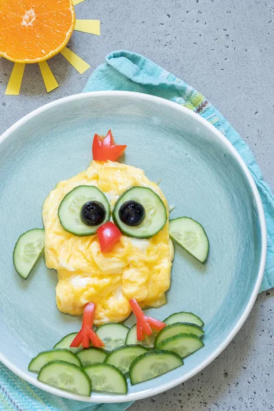 Çocuklar kahvaltı için sebze ile Chick omlet — Stok fotoğraf