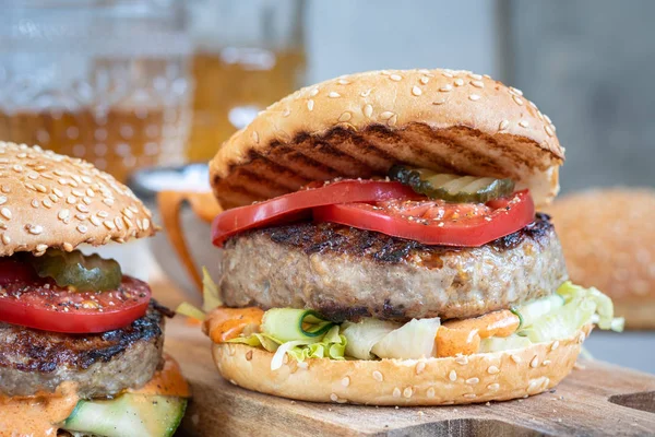 Dois deliciosos hambúrguer caseiro com carne bovina, tomate e pepino — Fotografia de Stock