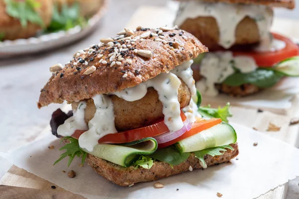 Hamburguesa de pescado con mayonesa y verduras frescas — Foto de Stock