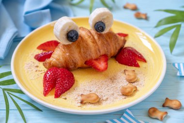 Çocuklar için kahvaltı meyveli tatlı yengeç kruvasanı.